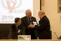Francesco Bandarin consegna il premio HERITY alla carriera al Cardinale Marchisano